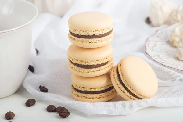 Macarons Kawa z czekoladą. Delikatny deser francuski na śniadanie — Zdjęcie stockowe