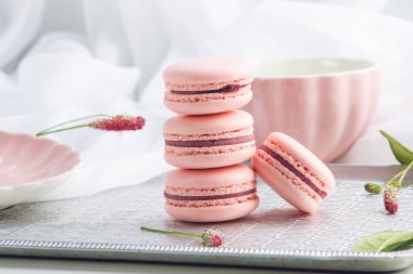 Pembe çilek macarons. Fransız hassas tatlı kahvaltı için