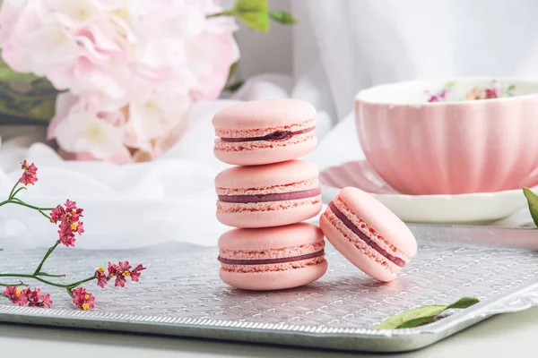Pembe çilek macarons. Fransız hassas tatlı kahvaltı için