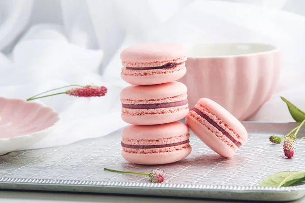 Pembe çilek macarons. Fransız hassas tatlı kahvaltı için