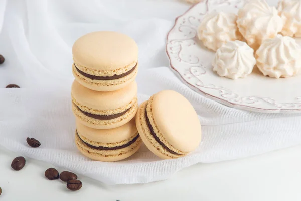 Macarons Kawa z czekoladą. Delikatny deser francuski na śniadanie — Zdjęcie stockowe