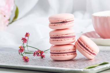 Pembe çilek macarons. Fransız hassas tatlı kahvaltı için