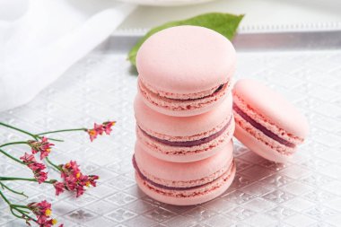 Pembe çilek macarons. Fransız hassas tatlı kahvaltı için