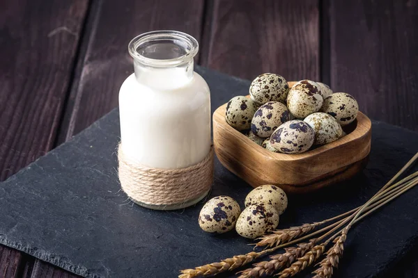 Eko çiftlik ürünleri süt, yoğurt, koyu ahşap arka plan üzerinde yumurta. Ev yapımı doğal gıda kavramı