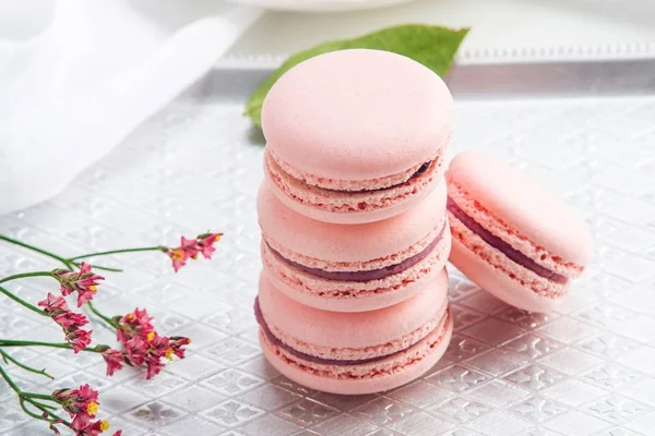 Rosa Erdbeermacarons. französisches delikates Dessert zum Frühstück — Stockfoto