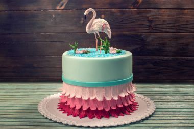 Güzel pasta, pembe flamingolar havuzda bir rakam ile dekore edilmiştir. Tatlılar özgün tasarım kavramı