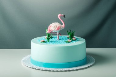 Güzel pasta, pembe flamingolar havuzda bir rakam ile dekore edilmiştir. Tatlılar özgün tasarım kavramı