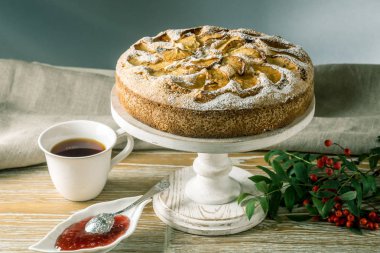 Elma pasta ve tatlılar masaya. Rustik tarzda bir çay partisi. Tatlı sonbahar natürmort