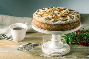 Elma pasta ve tatlılar masaya. Rustik tarzda bir çay partisi. Tatlı sonbahar natürmort