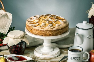 Elma pasta ve tatlılar masaya. Rustik tarzda bir çay partisi. Tatlı sonbahar natürmort