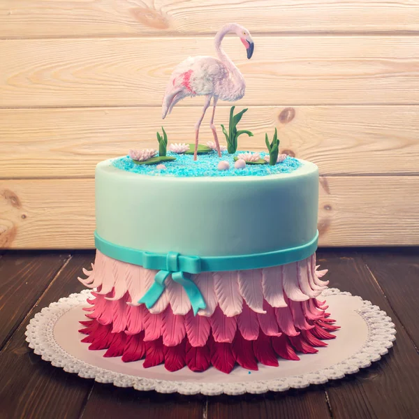 Beautiful cake, decorated with a figure of pink flamingos in the pond. Concept of the Original design of desserts — Stock Photo, Image