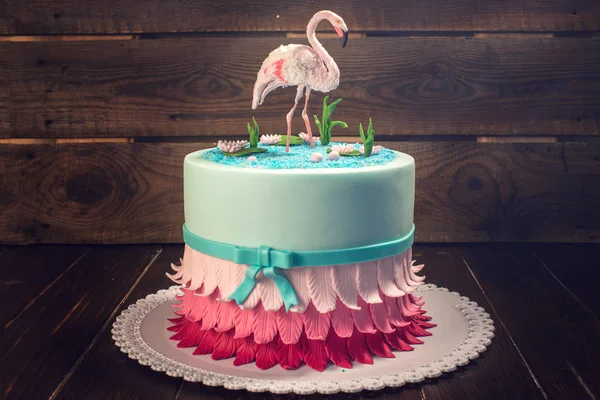 Beautiful cake, decorated with a figure of pink flamingos in the pond. Concept of the Original design of desserts — Stock Photo, Image