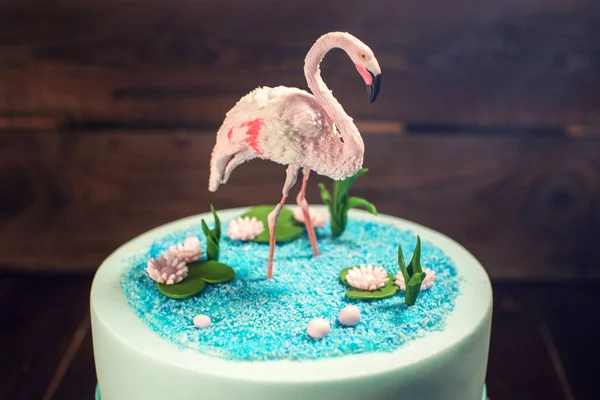 아름 다운 케이크, 연못에 핑크 플라밍고의 그림으로 장식. 디저트의 원래 디자인의 개념 — 스톡 사진