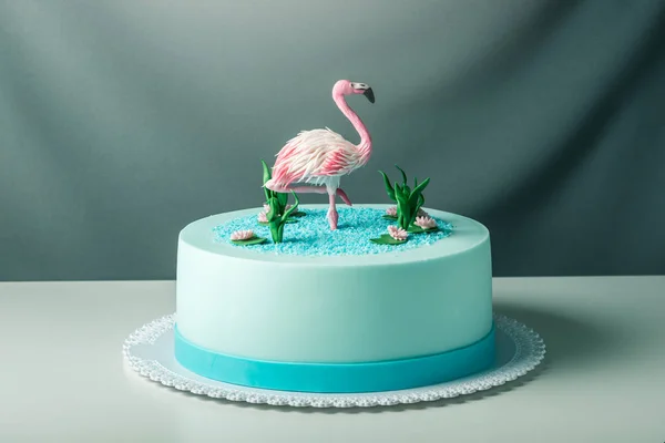 Belo bolo, decorado com uma figura de flamingos rosa na lagoa. Conceito do desenho original de sobremesas — Fotografia de Stock