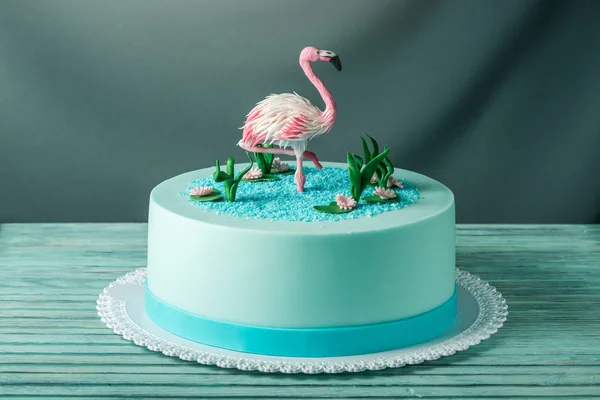 Beautiful cake, decorated with a figure of pink flamingos in the pond. Concept of the Original design of desserts — Stock Photo, Image