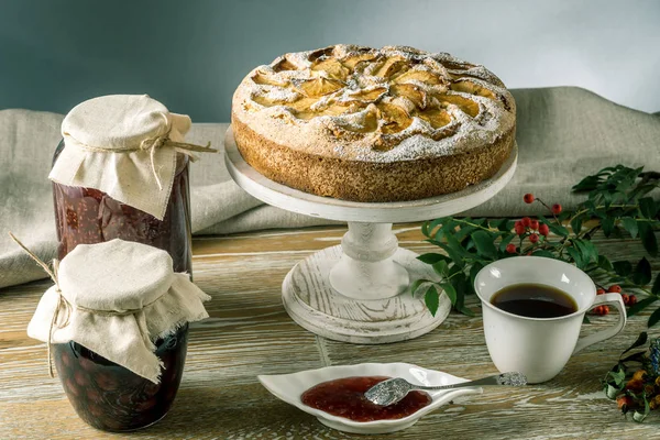 Äppelpaj och desserter på bordet. Tea party i rustik stil. Söt hösten stilleben — Stockfoto