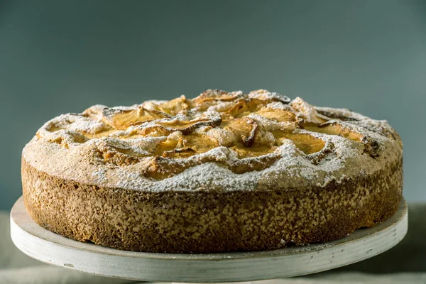 Elma pasta ve tatlılar masaya. Rustik tarzda bir çay partisi. Tatlı sonbahar natürmort