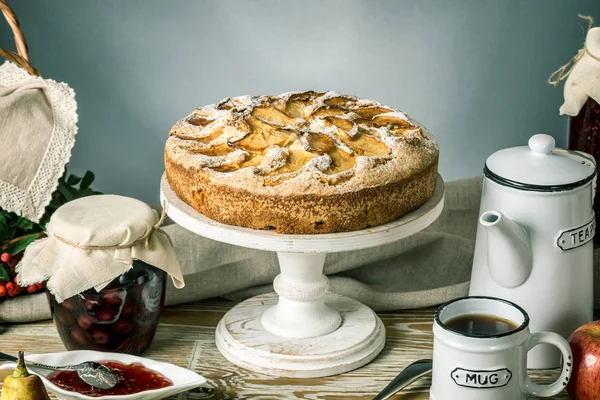 Elma pasta ve tatlılar masaya. Rustik tarzda bir çay partisi. Tatlı sonbahar natürmort