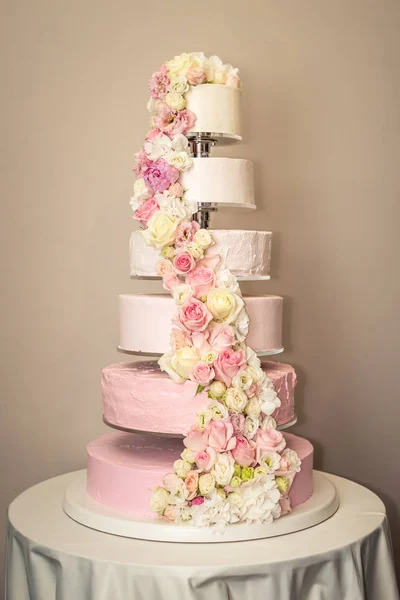 Красивая домашняя свадьба многоуровневый торт украшен розовыми розами — стоковое фото