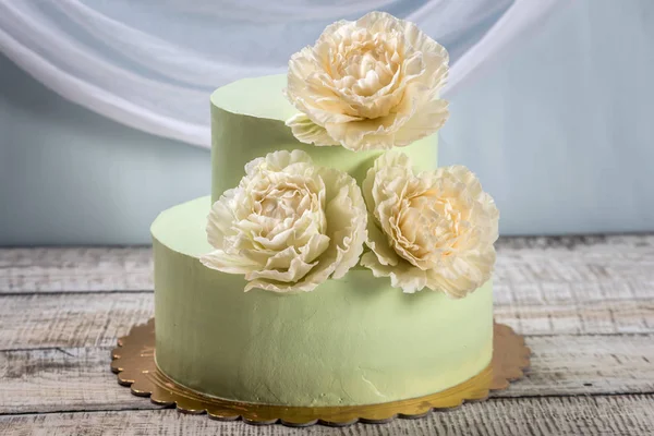 Güzel ev yapımı düğün pastası iki katmanlı bej güller ile dekore edilmiştir..