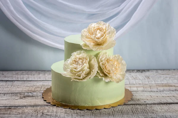 Beautiful home made wedding two-tiered cake decorated with beige roses. — Stock Photo, Image