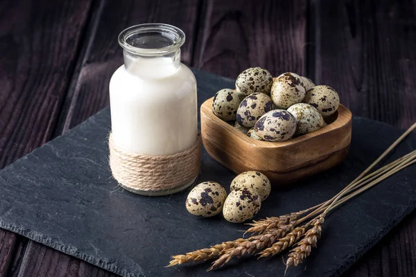 Eko çiftlik ürünleri süt, yoğurt, koyu ahşap arka plan üzerinde yumurta. Ev yapımı doğal gıda kavramı