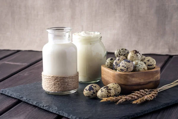Eko çiftlik ürünleri süt, ekşi krema, yoğurt, koyu ahşap arka plan üzerinde yumurta. Ev yapımı doğal gıda kavramı