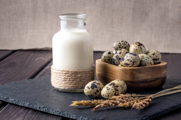 Eko çiftlik ürünleri süt, yoğurt, koyu ahşap arka plan üzerinde yumurta. Ev yapımı doğal gıda kavramı
