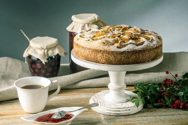 Äppelpaj och desserter på bordet. Tea party i rustik stil. Söt hösten stilleben — Stockfoto