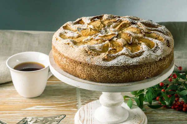 Äppelpaj och desserter på bordet. Tea party i rustik stil. Söt hösten stilleben — Stockfoto