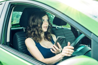 Sürücü kadın elinde bir telefon ile bir kaza yapar. Korku, düşüncesiz ve tehlikeli sürüş. Trafik ihlali.