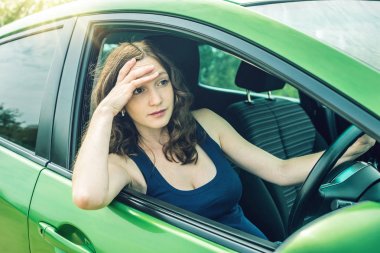 Öfkeli ve sinirli kadın sürücü arabada. Kavga ve tatminsizlik yolda.