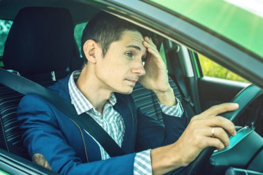 Arabadaki şoför adam üzgün. Kavgalar ve hoşnutsuzluk yolda