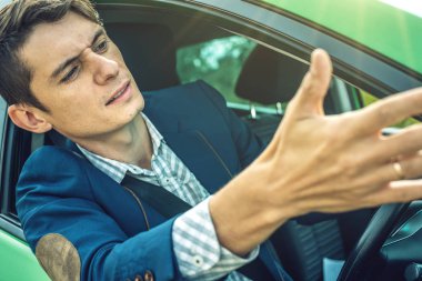 Arabadaki şoför adam üzgün. Kavgalar ve hoşnutsuzluk yolda