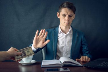 Takım elbiseli adam işadamı bir rüşvetçi o değil göstererek para almayı reddediyor. Yolsuzluk ve rüşvet kavramı