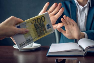 Takım elbiseli adam işadamı bir rüşvetçi o değil göstererek para almayı reddediyor. Yolsuzluk ve rüşvet kavramı