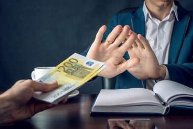 Takım elbiseli adam işadamı bir rüşvetçi o değil göstererek para almayı reddediyor. Yolsuzluk ve rüşvet kavramı