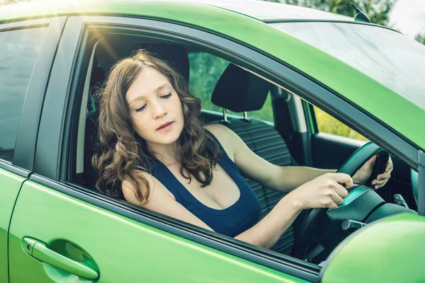 Žena v autě. Ruce na volant. Cílené a napjaté. Lekce v autoškole. — Stock fotografie