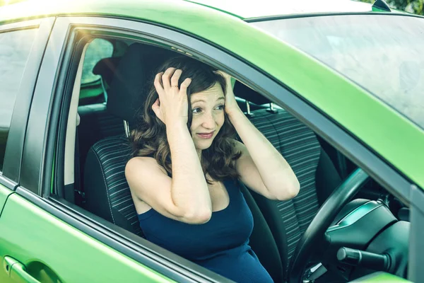 Žena za volantem automobilu. Cílené a napjaté. Lekce v autoškole. — Stock fotografie