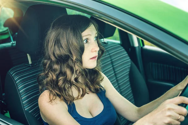 Arabadaki kadın. Eller direksiyona. Konsantre ve gergin. Okul sürüş dersi.