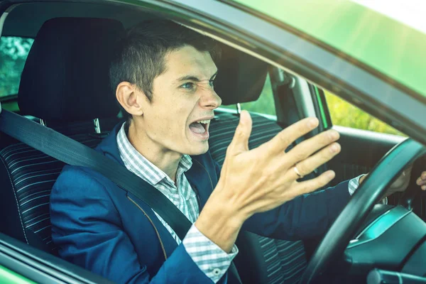 Zły człowiek kierowcy krzyczeć w samochodzie. Kłótni i niezadowolenie w drodze. — Zdjęcie stockowe
