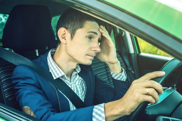 Arabadaki şoför adam üzgün. Kavgalar ve hoşnutsuzluk yolda