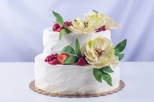 Strona główna ślub ciasto dwuwarstwowej ozdobione porzeczki, truskawki i żółte kwiaty. Deser jagoda uroczysty — Zdjęcie stockowe