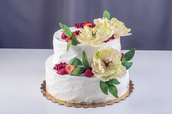 Hem bröllop tvådelad tårta dekorerad med vinbär, jordgubbar och gula blommor. Festlig bär efterrätt — Stockfoto