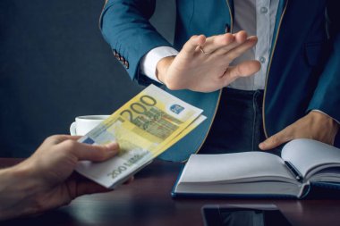 Takım elbiseli adam işadamı bir rüşvetçi o değil göstererek para almayı reddediyor. Yolsuzluk ve rüşvet kavramı