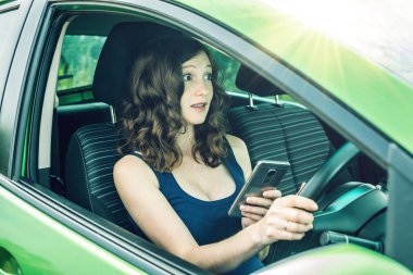 Sürücü kadın elinde bir telefon ile bir kaza yapar. Korku, düşüncesiz ve tehlikeli sürüş. Trafik ihlali.