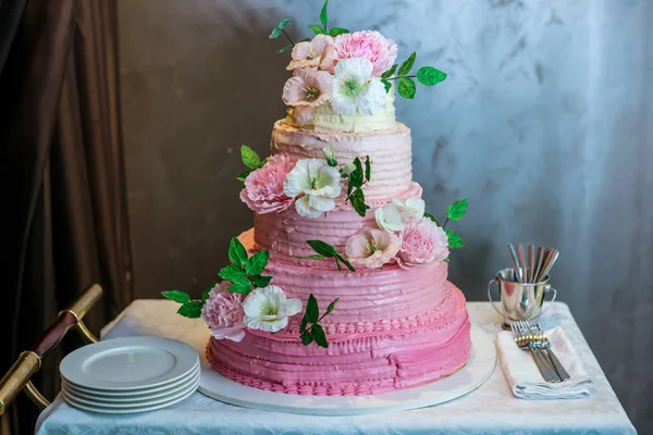 Pembe Gül ve yaprakları bir rustik tarzda dekore edilmiş bir güzel ev düğün dört katlı pasta