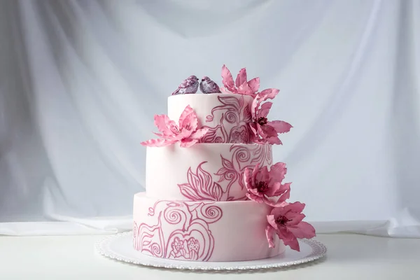 Una hermosa boda casera pastel de tres niveles decorado con flores de color rosa — Foto de Stock