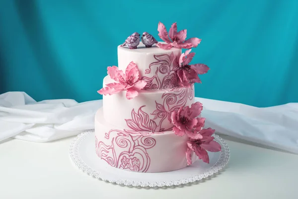 Um belo casamento caseiro bolo de três camadas decorado com flores rosa — Fotografia de Stock