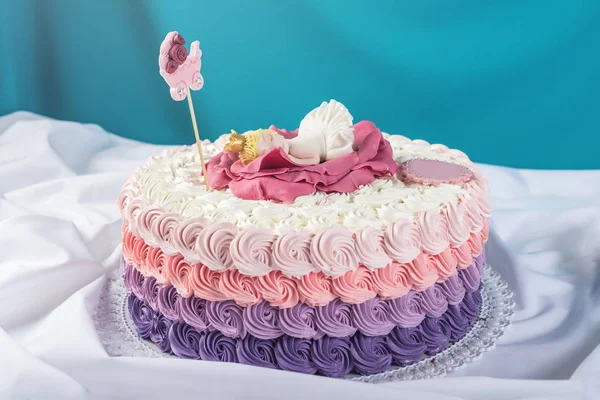 Bonita tarta rosa festiva decorada con una gran flor donde duerme la pequeña princesa. Postres para un cumpleaños —  Fotos de Stock